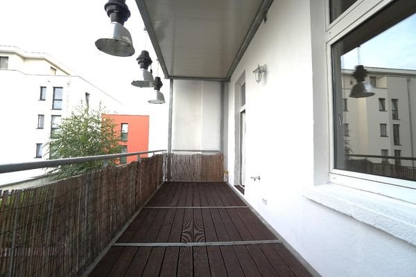 Großer Balkon zum Hinterhof