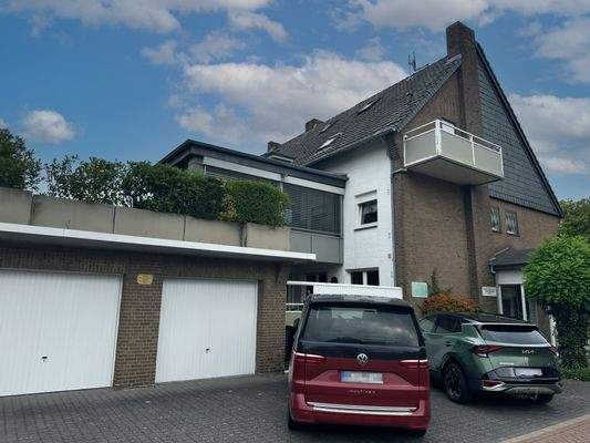 Außenansicht mit Garagen