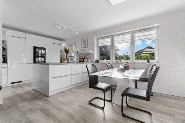 Offener Wohn- und Essbereich mit Küche