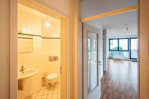 Blick ins Badezimmer  &amp; Wohnzimmer.JPG