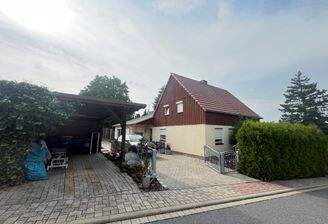 Außenansicht mit Carport