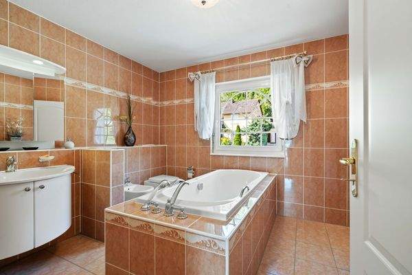 Entspannungsbad mit Panoramablick auf die Berge