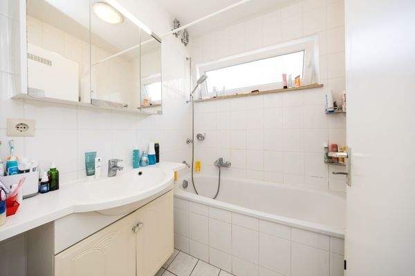 Badezimmer mit Fenster und Einbauten