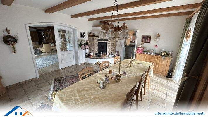 Esszimmer mit Durchgang zum Wohnzimmer