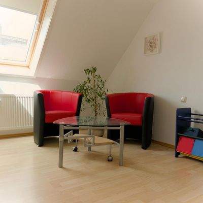 mit anderer Einrichtung