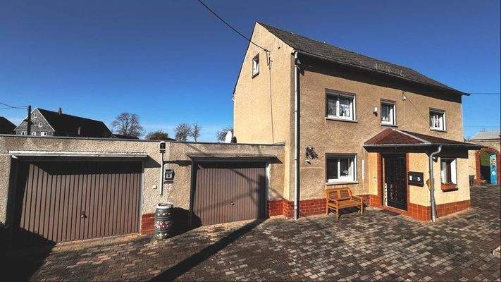 Ansicht mit Doppelgarage