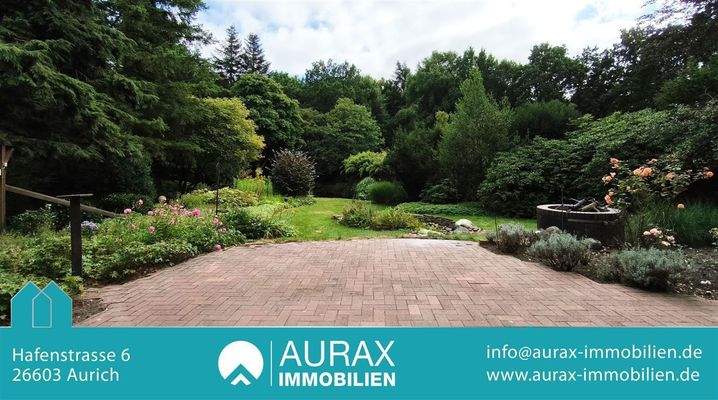 Terrasse mit Blick in den Garten