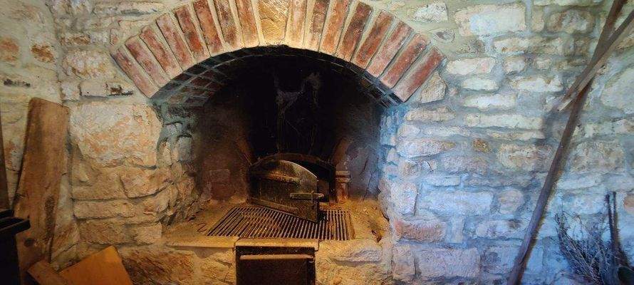 Festscheune-Lehmbackofen mit Holzkohlegrill