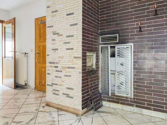 Eingangsbereich mit Ofen