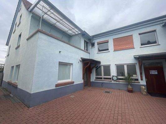 Vorderhaus mit Nebengebäude