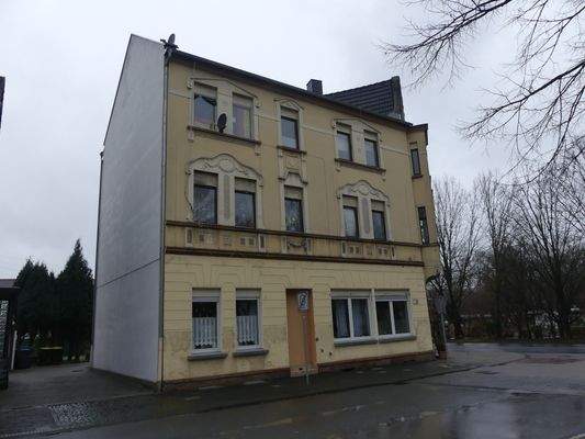 Straßenansicht links