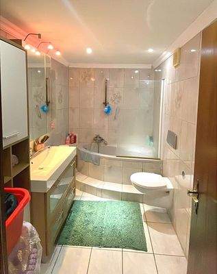 EG - Bad mit Wanne und WC