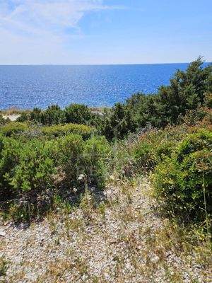 Attraktives Baugrundstück nur 30 m vom Meer entfernt