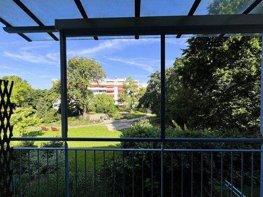 Aussicht ins Grüne von der Loggia