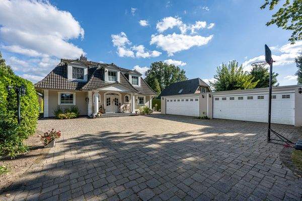 Vorderansicht mit Garagen