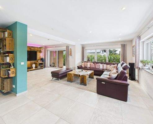 lichtdurchflutetes Wohnzimmer