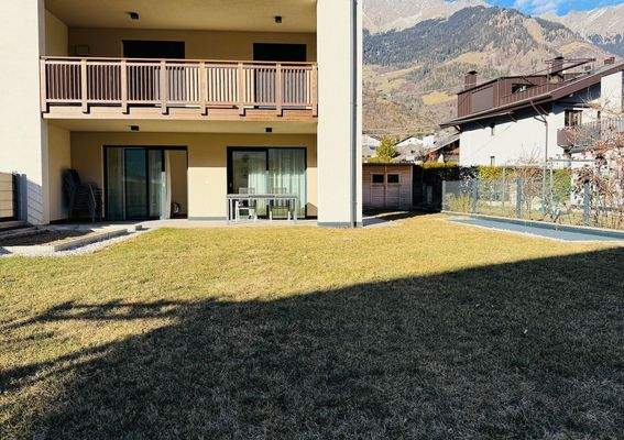 DE | Neuwertige 4-Zimmer-Maisonette in Rabland! 165 m² Garten, 2 Terrassen, Balkon, vollmöbliert, 3 Parkplätze – jetzt besichtigen! IT | Duplex 4 locali come nuovo a Rablà! Giardino 165 m², 2 terrazze, balcone, arredato, 3 posti auto – visita ora! EN | Li