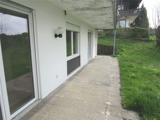 großer Eingangs-Terrassenbereich 