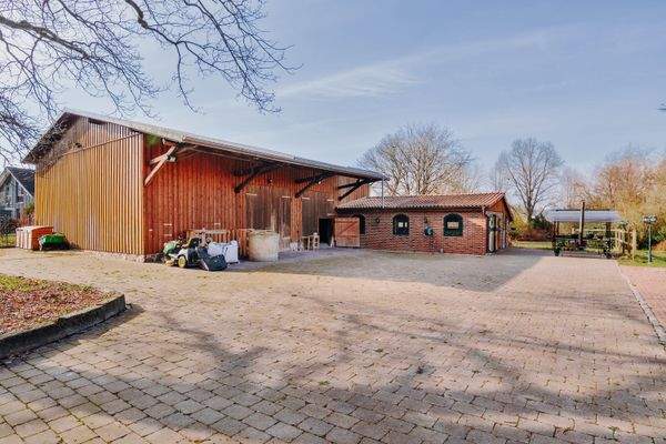 Außenansicht der Scheune & der Stallung