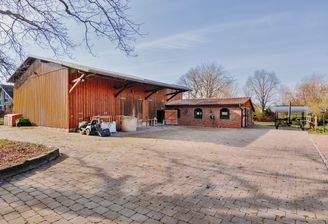 Außenansicht der Scheune & der Stallung