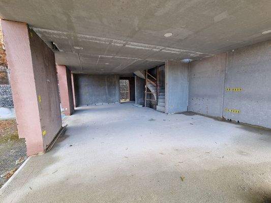 Von der Terrasse in den Wohnbereich mit offener Küche