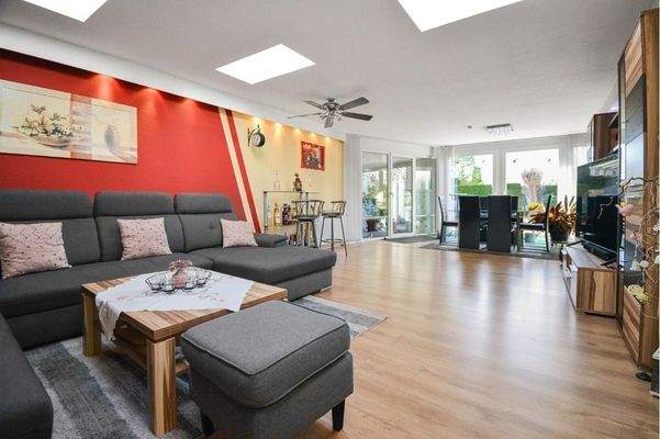 Wohn- und Essbereich mit großen Fensterfronten und