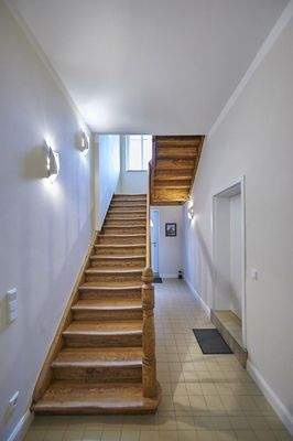 massive Holztreppe zum DG