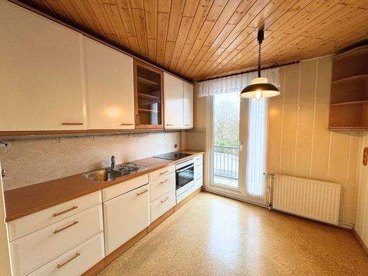 Küche mit Zugang zur vorderen Loggia