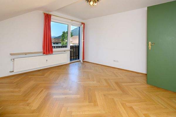 Hochwertiger Fischgrät-Parkettboden