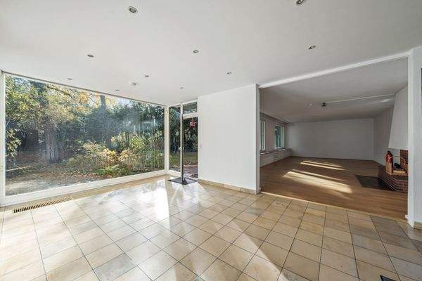 Weitläufiges Entrée mit großzügiger Fensterfront