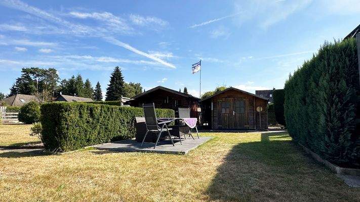 Gartensitzecke und Gartenhäuschen