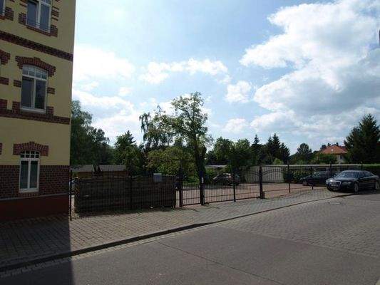 Einfahrt, Parkplätze el. Tor