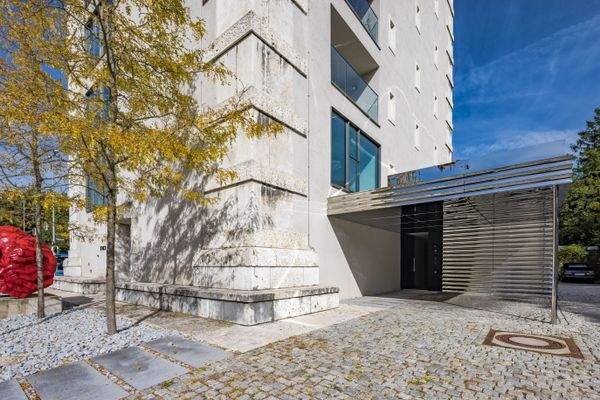 Privater Carport + Garage und Eingang