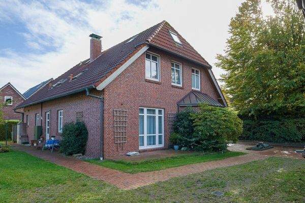 Der Blick aus dem Garten auf das Haus