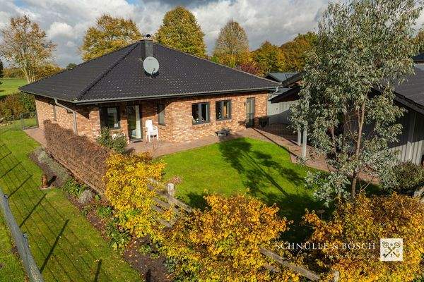 Überdachte Südterrasse am Haus