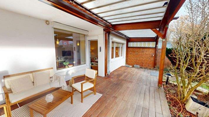 ÜBERDACHTE TERRASSE