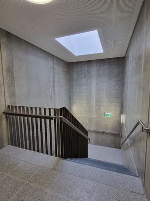 Sichtbeton Treppenhaus mit großer Lichtkuppel