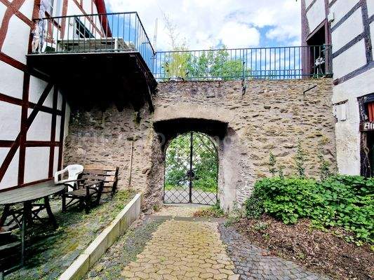 Hof mit Durchgang Stadtmauer