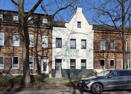 Schönes Stadthaus Frontansicht.