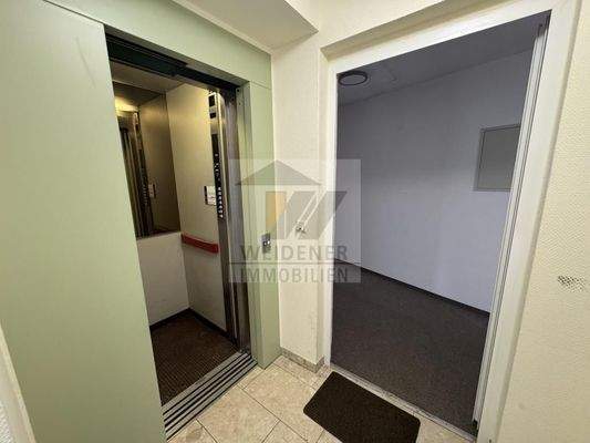 Eingangstür und Aufzug