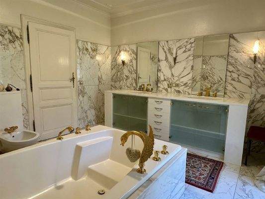 mit Badewanne und Waschtischanlage