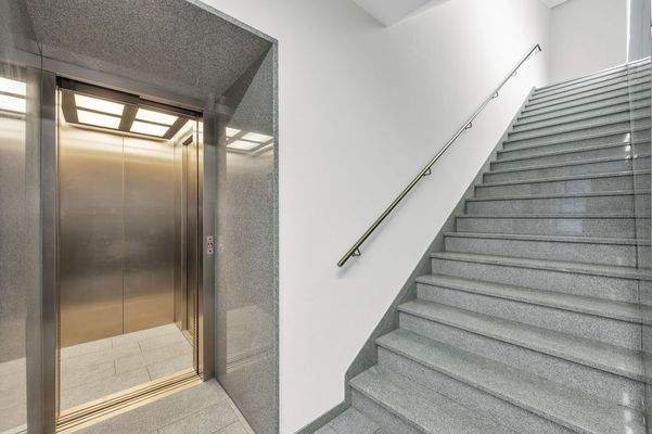 Aufzug und Treppenaufgang