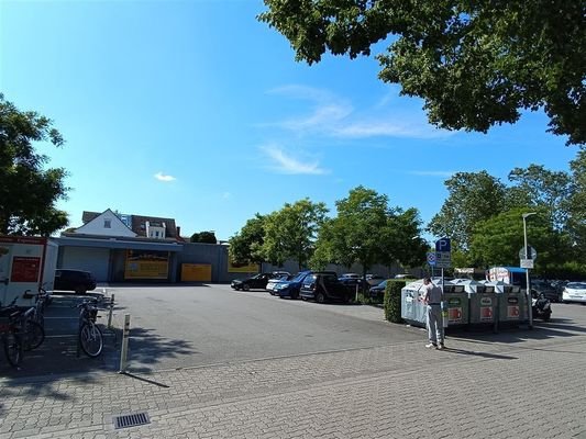 Parkplatz vom Bahndamm