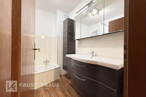 Bad mit Dusche und Wanne