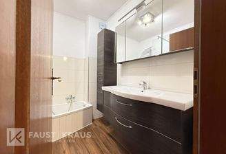 Bad mit Dusche und Wanne