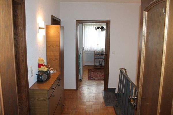 Etage 1 Flur mit Blick in Zimmer 3