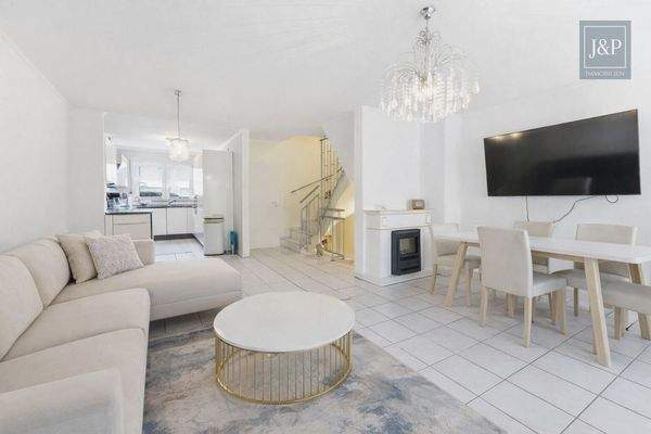 Wohnzimmer KI Überarbeitet