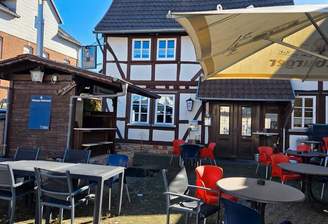 Aussenansicht mit Biergarten und Grill
