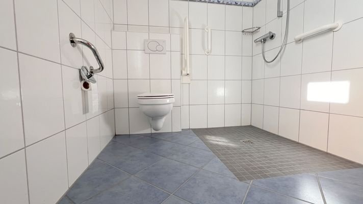 Bad mit ebenerdigem Duschbereich