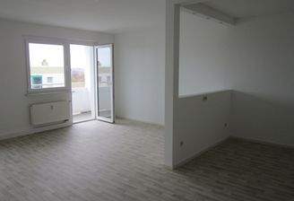 Wohnzimmer mit offener Küche